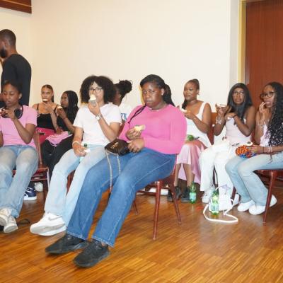 Photo 5958381668903536082 Y